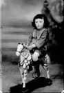 Enfant Cuynet sur son cheval en bois. Rix