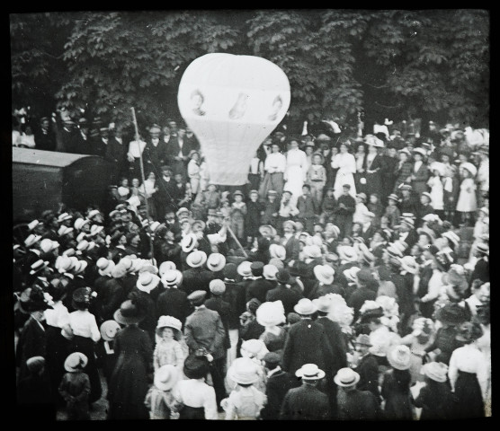 Reproduction d'une vue de foule assistant au lancement d'un ballon.