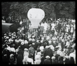Reproduction d'une vue de foule assistant au lancement d'un ballon.