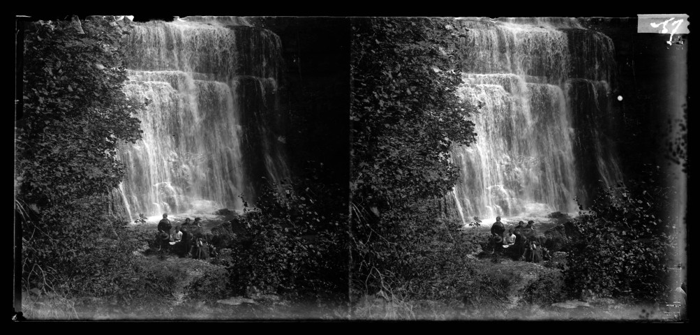 Cascades du Hérisson, un groupe de femmes se repose au bas de la cascade de l'Éventail.