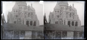 Basilique du Sacré-Cœur de Montmartre, à Paris, vue prise en contre-plongée.