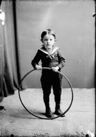 Un enfant Blondeau avec un cerceau. Fraroz