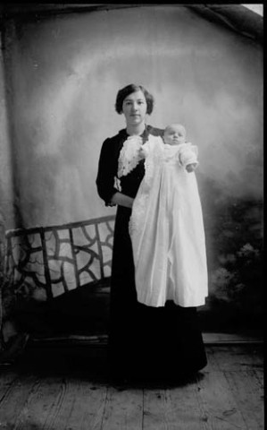 Femme avec un enfant (baptême)