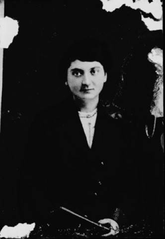 Reproduction. Une femme Ferdinand Javaux. Bief-du-Fourg