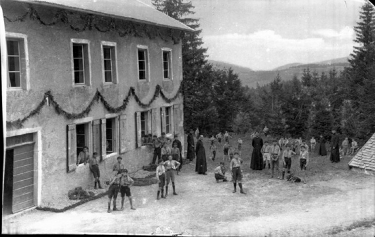 Une colonie, les enfants devant le bâtiment