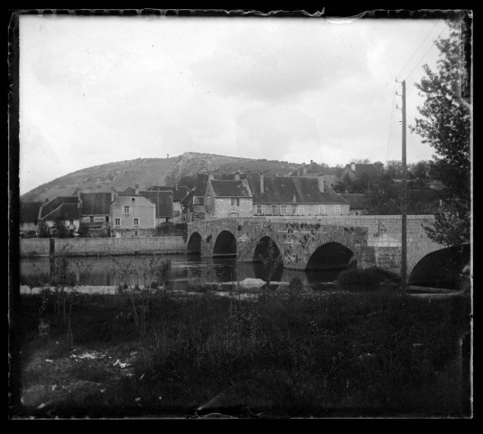 Maisons près d'un pont enjambant la Loue à Port-Lesney.