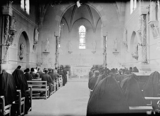 Aromas. Asile du Sacré Coeur de Marsonnas. Intérieur de l'église pendant messe
