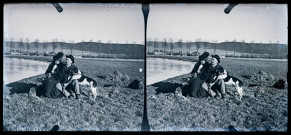Elisée Coutemoine et son épouse, Emilie Vuillaume, assis au bord d'un cours d'eau avec un chien.