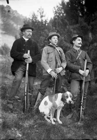 Trois chasseurs et un chien