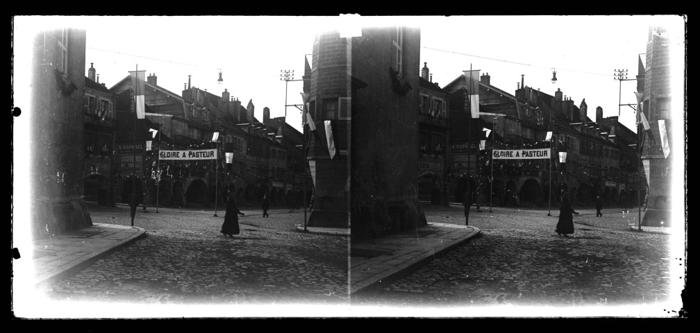 Fêtes de Pasteur et réception du Président de la République, Monsieur Millerand, à Lons-le-Saunier : pavoisement et décoration rue du Commerce, côté de l'hôtel de ville.