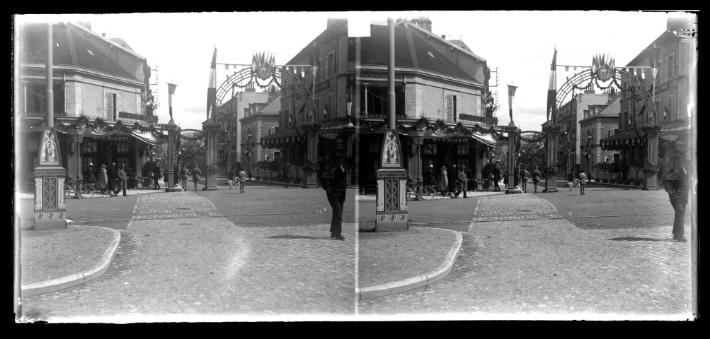 Fêtes de Pasteur et réception du Président de la République, Monsieur Millerand, à Lons-le-Saunier : pavoisement en descendant de la gare.