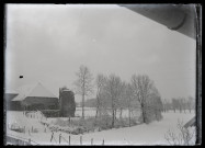 Ruines d'une tour du château et ferme du Parc à Vers-en-Montagne, sous la neige.