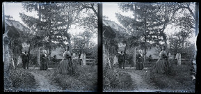 Maurice Peting de Pagnoz, Mathilde Coutemoine et Emilie Vuillaume adossés à des arbres dans un jardin.