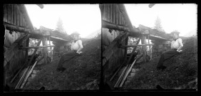 Emilie Vuillaume assise dans l'herbe près d'une maison.