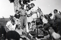 Andelot-en-Montagne (Jura). La libération en septembre 1944. Un groupe de personnes monté sur un véhicule militaire. Genlis (21), Optique Sociale.