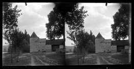 Tour de l'ancienne abbaye de Port Lesney et bâtiment attenant.