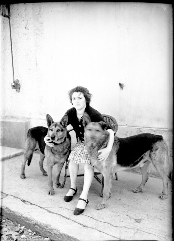 Une femme avec ses deux chiens