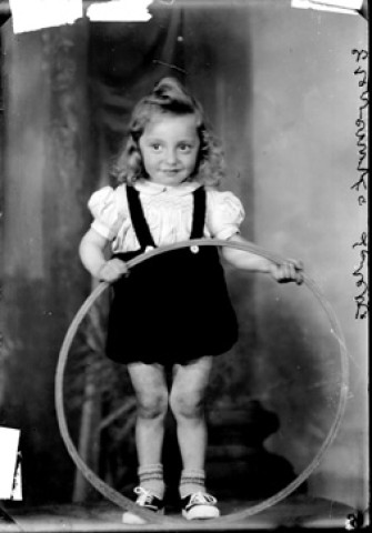 Enfant Etevemka avec un cerceau. La Latette