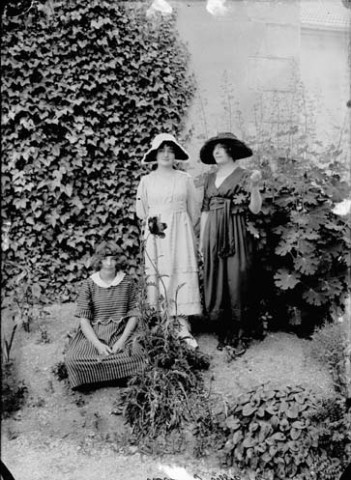 Trois femmes Gilles. Nozeroy