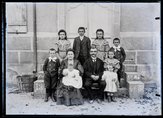 Portrait d'un couple avec huit enfants.