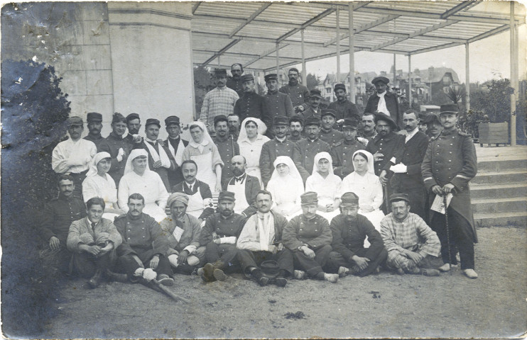 Guerre 1914-1918. Photographie d'un goupe de soldats accompagnés par des infirmières.