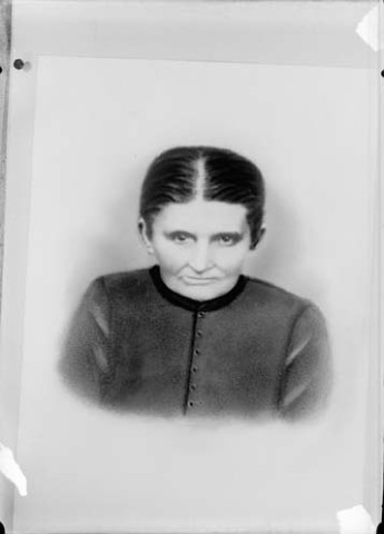 Reproduction. Une femme Eugène Jeannin. Froidefontaine