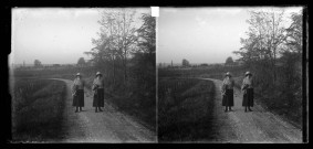 Mesdemoiselles Morfaux sur le chemin de Port-Lesney à Cramans.