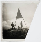 Deux femmes et un homme tenant un appareil photographique au sommet de la Dôle, au niveau de la mire du point géodésique.