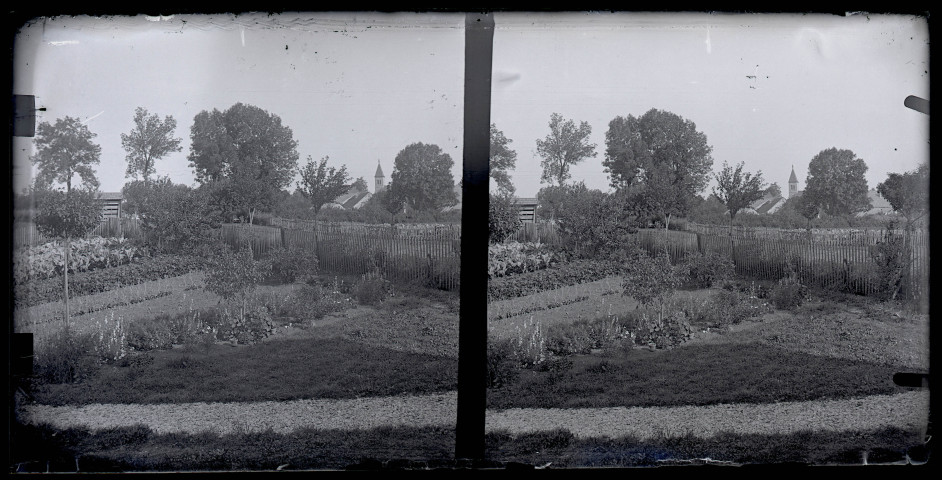 Jardin potager, le clocher de l'église Saint-Laurent de Vers-en-Montagne est visible en arrière plan.