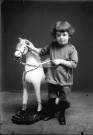 Enfant avec un cheval de bois
