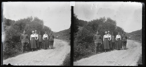 Trois femmes accompagnées de trois militaires sur le chemin de la ferme de la Vassoie.