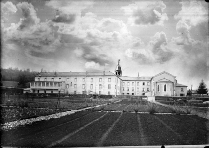 Aromas. Asile du Sacré Coeur de Marsonnas. Le bâtiment
