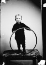 Un enfant Jhonin Fromager avec un cerceau. Gillois