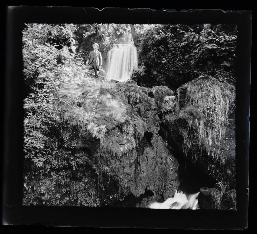 Homme près d'une cascade.