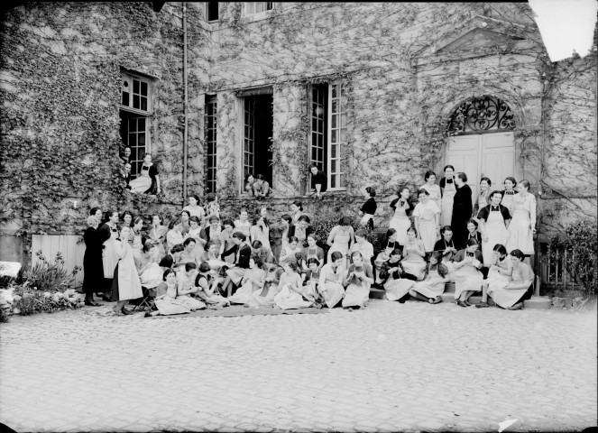 Ecole de jeunes filles à Dijon, Mlle Gaullet. Cours de tricot et broderie