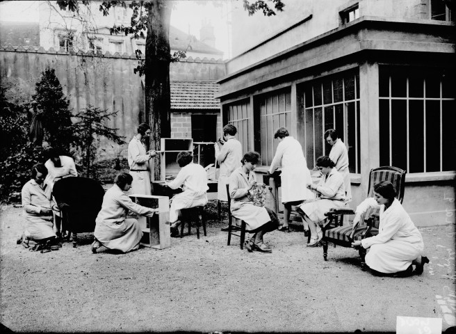 Ecole de jeunes filles à Dijon, Mademoiselle Gaullet. Cours de travaux manuels