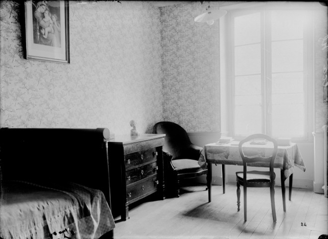 Ecole de jeunes filles. Dijon. Une chambre à coucher