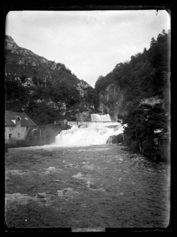 Cascade et moulin à Bourg-de-Sirod.