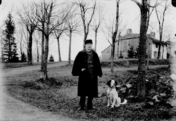 Homme et chien. Vue d'extérieur