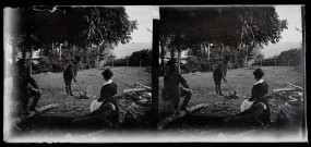 Emilie et l'aumonier militaire observant Séverin Landry coupant du bois dans le parc Nazareth à Vers-en-Montagne.