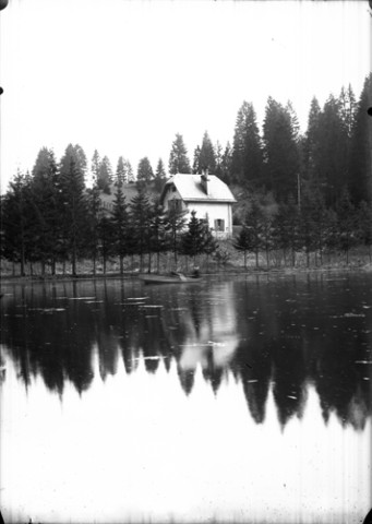 Une maison au bord d'un lac