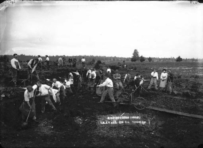 Travail de la tourbe. Bief-du-Fourg