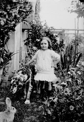 Enfant avec un chien Abonel. Nozeroy