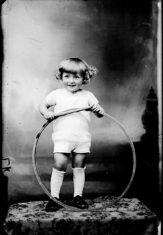 Enfant Arsène Vacelet avec un cerceau. Cuvier