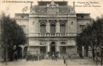 Lons-le-Saunier (Jura). 19. La façade du théâtre et du grand gafé du théâtre.