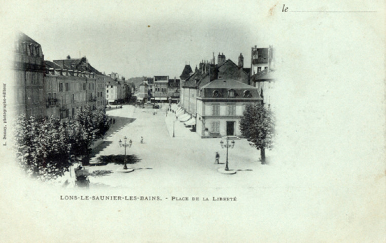 Lons-le-Saunier (Jura). La place de la Liberté. L.Demay.