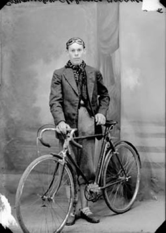 Commis chez Alphonse Jacques. Doye