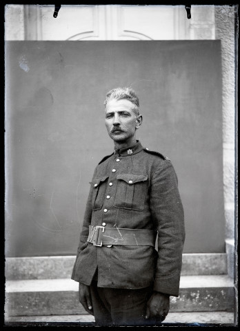 Portraits du Corps des forestiers canadiens et autres troupes : militaire du 165e bataillon canadien.