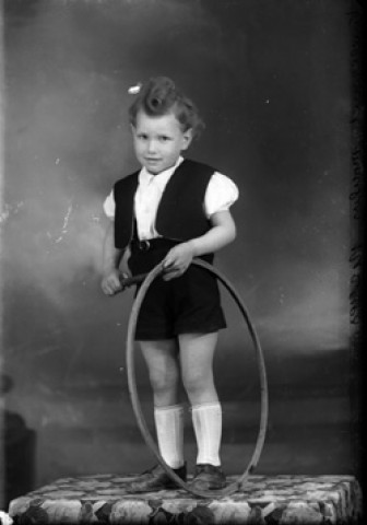 Enfant Vuillermet Moulin avec un cerceau. Mièges