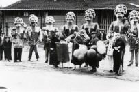 Champagnole (Jura). Carnaval des années 1930 à Champagnole. Préparation du défilé au Quartier du parc. Genlis (21), Optique Sociale.